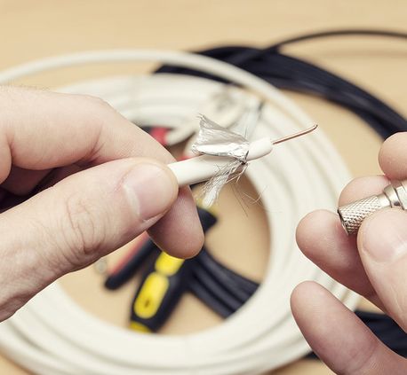 Persona con cable eléctrico